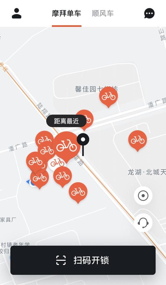 记者打开摩拜单车APP,看到馨佳园小区周边不超过5辆单车,而小区西面的民房、工厂聚集了大量共享单车。