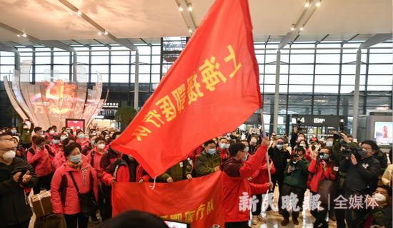 图说：2月15日，第四批国家中医医疗队（上海）出发 新民晚报记者 陈梦泽 摄

