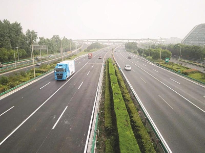 S20外环(北翟路立交—沪青平立交)主线通车。(市路政局供图)