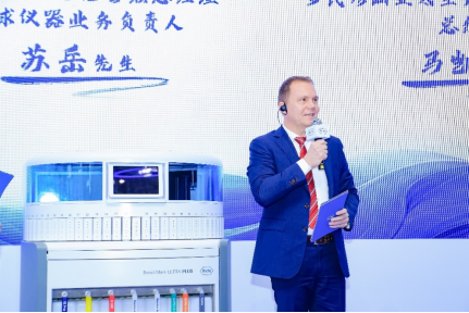 图：罗氏诊断罗特克鲁兹总经理、罗氏诊断全球仪器设备运营负责人苏岳先生