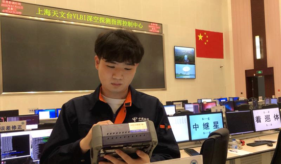 图为电信员工在佘山天文台的探测控制中心驻守保障。(李磊俊摄影)
