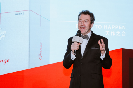 （图注：彼得・嘉高分享2021年份Grange La Chapelle葛兰许小教堂的酿造灵感与非凡风格）