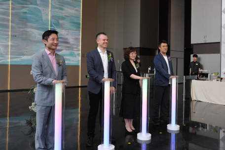 IWG集团与西部集团于长风中心现场签约