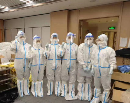 酒店工作人员换上“大白”防护服