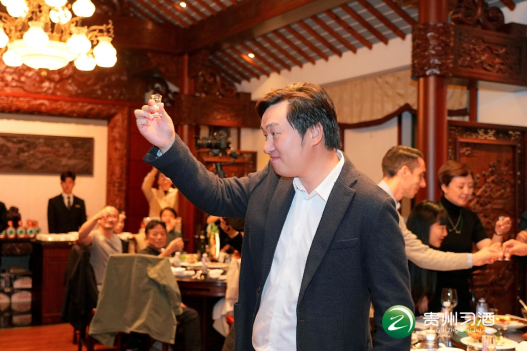 图为年度蟹宴在瑞华公馆小厅开席