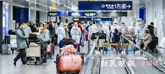 图说：繁忙的浦东国际机场T1航站楼人员集散点。新民晚报记者 孙中钦 摄（下同）

