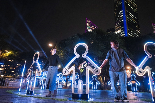 Embrace_Circular Quay 图片来源:新南威尔士州旅游局