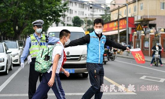 公交志愿者配合交警疏导交通 新民晚报记者 陈梦泽 摄(下同)