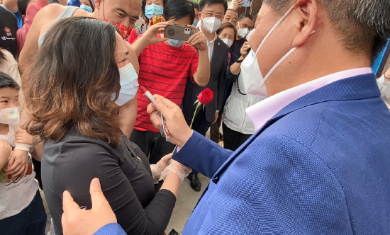 丁佐宏向顾客赠送口红等小礼物,并现场展示了一把“口红涂鸦”的手艺