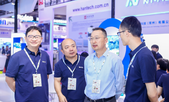 中化环境控股有限公司总工程师在展区与相关业务人员交流