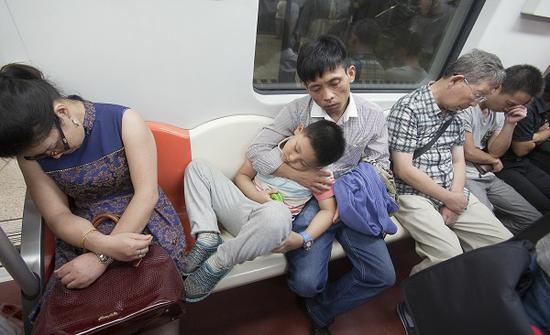图说:都市人的碎片式睡眠 新民晚报记者 周馨 摄