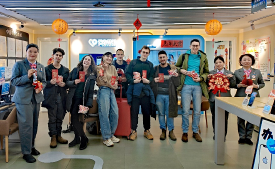 （马年新春，意大利旅客在浦东机场T1电信营业厅办理短期卡后，合影纪念美好时刻）