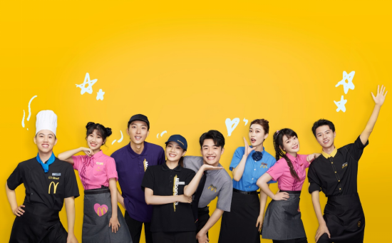 麦当劳中国员工代表穿上新制服,登上著名时尚杂志《世界时装之苑ELLE》