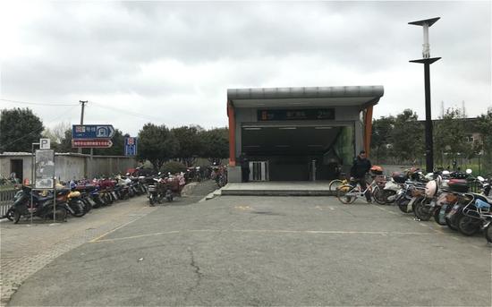 上午9点,宝山区7号线潘广路站2号出口,周边只有零星几辆共享单车。