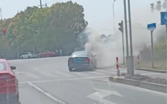 图说:闵行区元江路都市路口发生一起轿车起火事故 网友供图