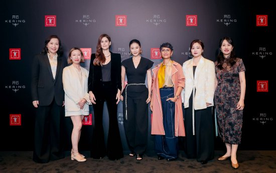 左起:开云集团大中华区总裁蔡金青,上海国际影视节中心副主任童颖,巴西演员、制片人露易扎·玛丽安妮(Luiza Mariani),中国演员、出品人、制片人,北京七印象文化有限公司董事长梁静,印度导演、制片人、编剧基兰·饶(Kiran Rao),大学副教授、中国声音演员吕艳婷,上海国际影视节中心主任陈果