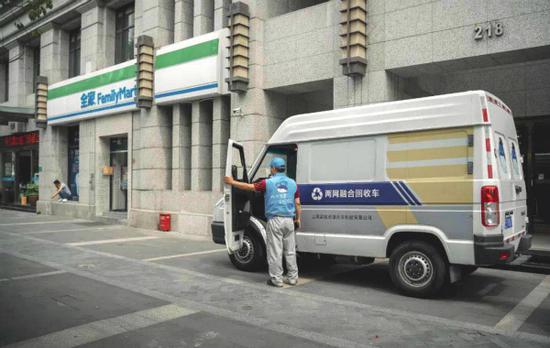 图说:“蓝鲸”回收车。浦欣坂 摄