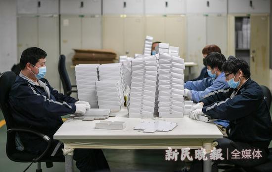 图说:由于纸盒厂商仍未复工,工作人员自己制作纸盒