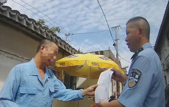 图说：民警将项某带至派出所进行调查 金山警方供图