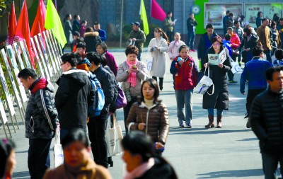 黄浦区教育学院附属中山学校举行的校园开放日活动,吸引了不少家长和儿童。