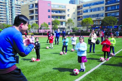 浦师附小的“校园开放日”活动中,孩子们在操场上体验运动的乐趣。本版摄影 青年报记者 吴恺