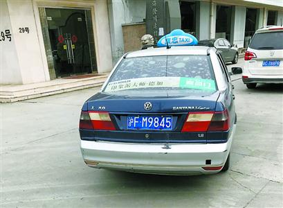 为牛先生提供服务的克隆出租车顶灯显示为“旗忠”。