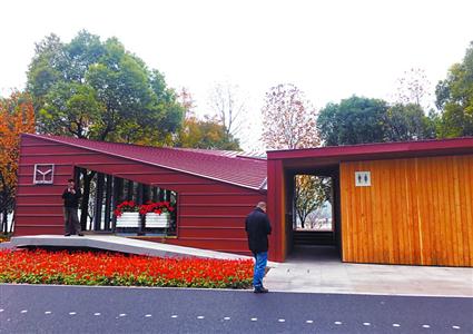 位于陆家嘴滨江绿地内的望江驿公厕环境宜人。　均　裘雯涵　摄