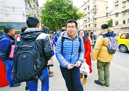 数学科目开考前,一名考生快步冲向宜川中学考点。本报记者 张驰 实习生 孟雨涵 摄