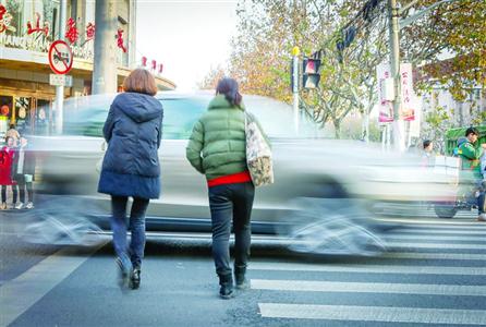沪太路宜川路路口不时有行人闯红灯 /晨报记者 张佳琪