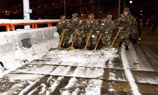 人民日报刊文赞上海等地暴雪后应急能力:映照治理进步