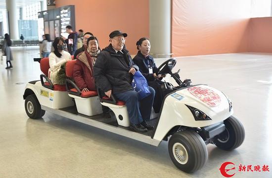 图说:免费电瓶车送至登机口 新民晚报记者 陈梦泽摄(下同