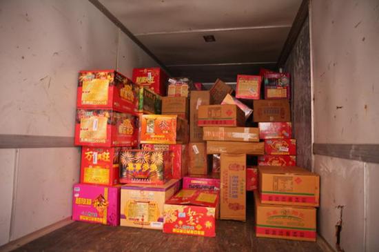 崇民海门两地警方联动 收缴烟花爆竹两百箱