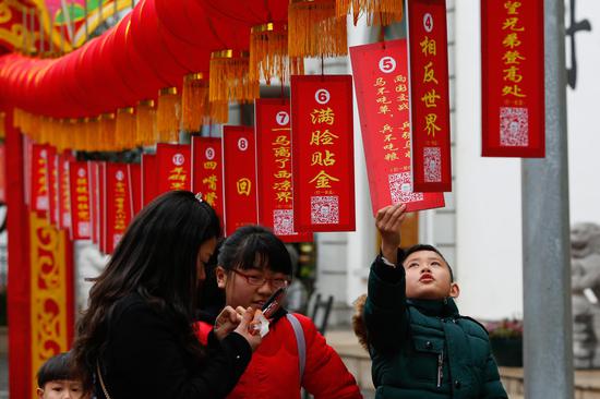 猜灯谜 逛庙会 上海欢乐谷春节活动将持续至元