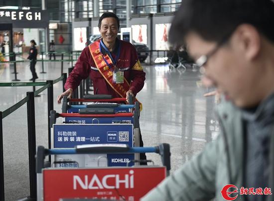 图说:“世界第一”的手推车服务