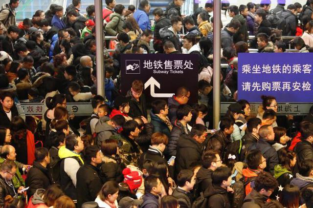 千名武警执勤应对返程高峰 每人每天执勤步行超3万步