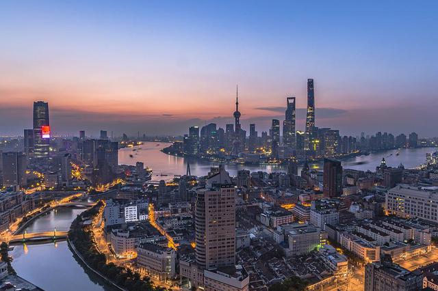 代表柴闪闪:大力推进投递末端便民设施的建设