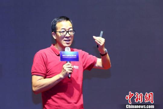 新东方教育集团创始人俞敏洪现身国际教育论坛太原站现场,与当地家长分享教育经验,并探讨在全球化背景下,如何培养孩子的国际化思维。 田志忠 摄