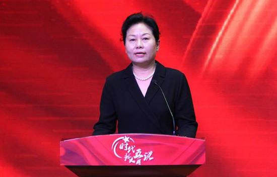 成成中学校长聂慧娟围绕“从思政课程到课程思政”主题发言