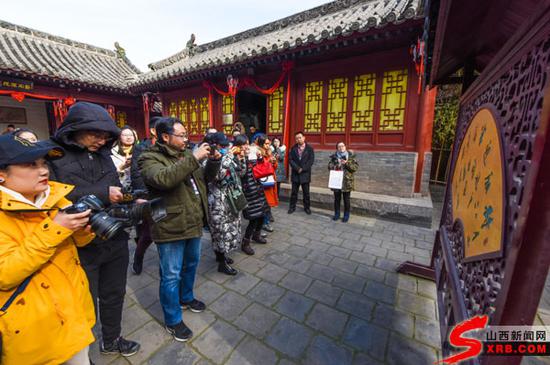 网媒记者普救寺里听爱情故事