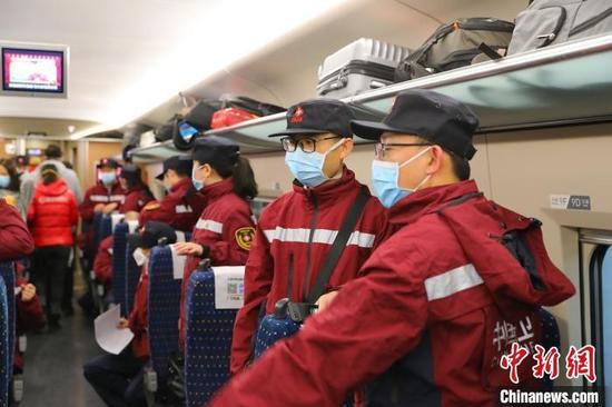 山西第三批援鄂医疗队乘坐高铁奔赴武汉“战疫”一线。 任丽娜 摄