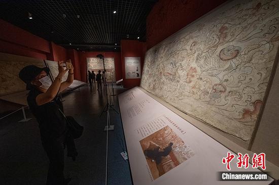 5月24日,山西省太原市,沉睡地下约1500年后,山西娄睿墓壁画、九原岗墓壁画、水泉梁墓壁画等北朝墓葬壁画集中在山西博物院展出。闻讯而来的画家陈丹青在展览现场表示,山西北朝壁画的出土填补了从两汉到唐朝之间的美术史空白。 中新社记者 韦亮 摄