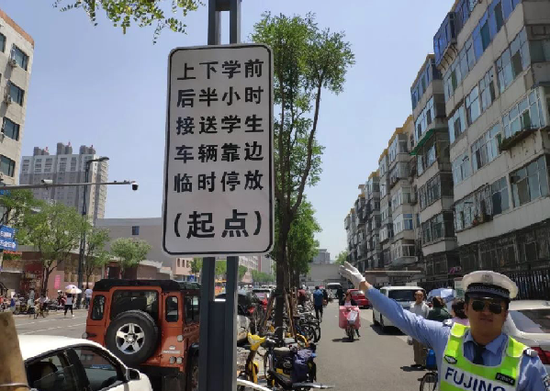 校园周边设置交通标识,规范接送孩子上下学车辆