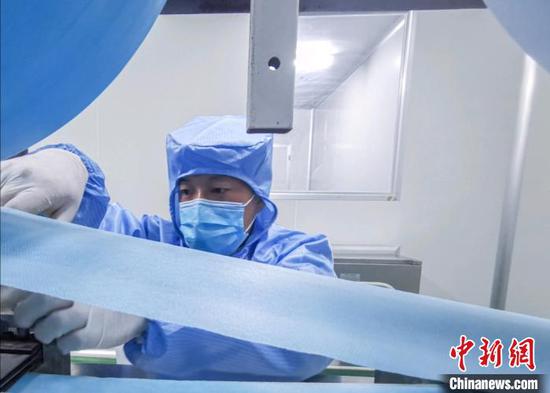 工人正在口罩生产线忙碌着。 李强 摄