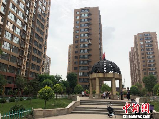 黃陵社區內,老人們三五成群,在樓下納涼,小孩們奔跑玩耍。 屈麗霞 攝