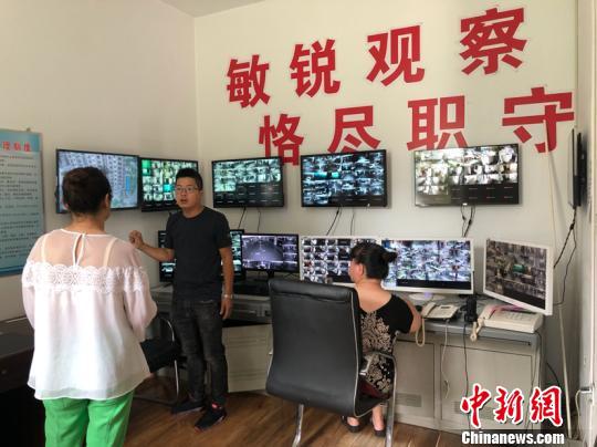 黃陵社區安裝了高空拋物攝像頭,全天對社區全部窗口進行監控。 屈麗霞 攝