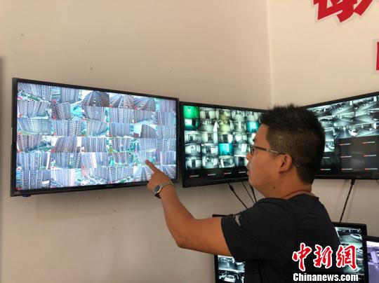 黃陵社區安裝了高空拋物攝像頭,全天對社區全部窗口進行監控。 屈麗霞 攝