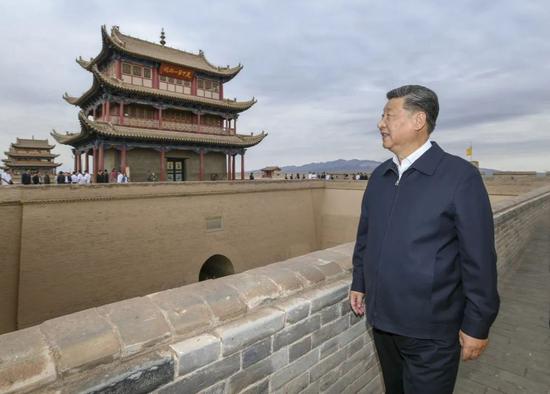 习近平考察嘉峪关关城(新华社记者谢环驰 摄)