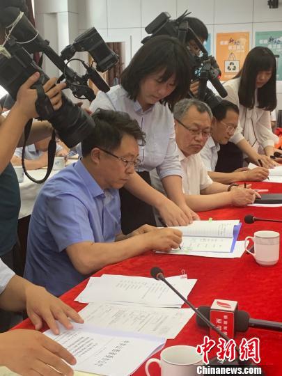 被约谈政府负责人在现场签署约谈会议纪要。 任丽娜 摄