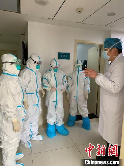 山西医科大学第二医院重症医学科一病区主任原大江作为山西省支援医疗队仙桃分队队长,第一时间奔赴抗疫一线。山医大二院供图