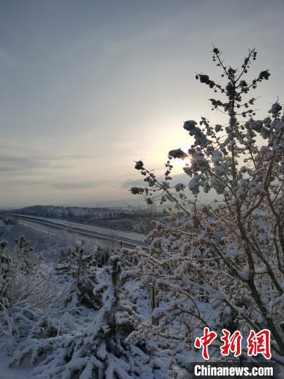 山西省气象台发布道路结冰黄色预警和暴雪蓝色预警。 秦永红 摄
